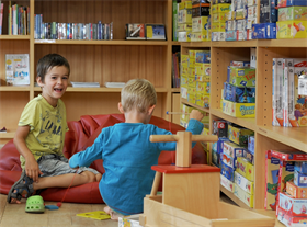 Spielende Kinder in der Bücherei